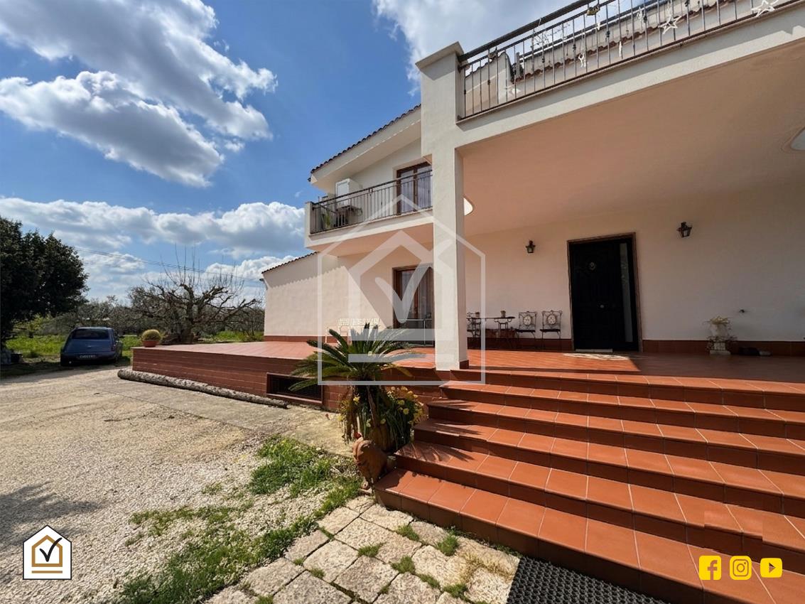 Villa plurifamiliare lotto totale 8000